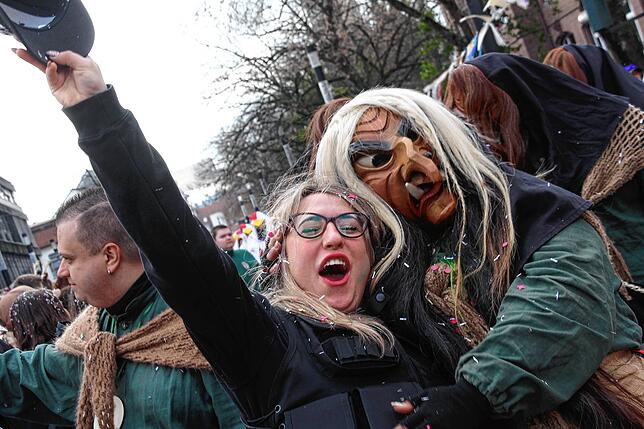 Bild 24: Sonne für die Narren: Großer Fasnet-Umzug begeistert in Singen!
