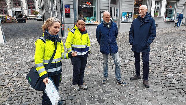 Caroline Bleckmann und Aline Kottmann vom Landesamt für Denkmalpflege sowie der Konstanzer Denkmalpfleger Frank Mienhart und ...