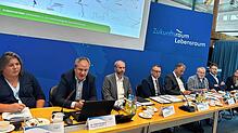 Fabian Burggraf (zweiter von links) erläutert im Kreistag die Wasserstoffstrategie.