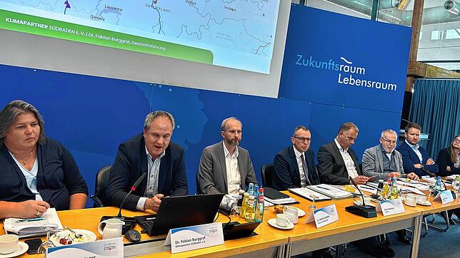 Fabian Burggraf (zweiter von links) erläutert im Kreistag die Wasserstoffstrategie.