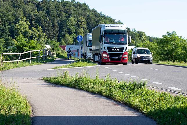 Der Stau an wartenden Laster reicht vom Zollhof bis ins Kaitle und manchmal sogar bis auf die L 161 zwischen Kaitle und Gurtweil, wie ...
