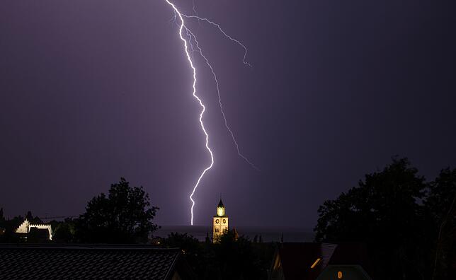 Ein Unwetter über Überlingen, das die Gefahren aufzeigt. Tatsächlich fährt der Blitz in den Boden, aber nicht bei dem hier zu sehenden ...