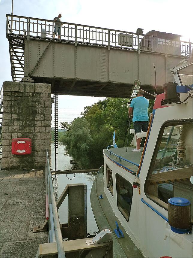 Voller Einsatz: Der Schleusenwärter (links oben) nimmt den Laufenburger „Löwen“ in Empfang.