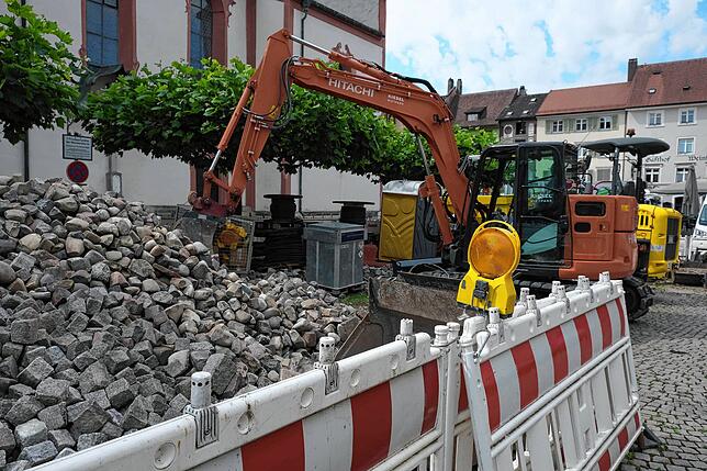 Am Münsterplatz lagern noch bis Ende der Arbeiten in der Altstadt Material und Maschinen der Baufirmen.
