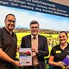 Übergabe des One-Night-Camp-Konzepts an die Schwarzwald Tourismus GmbH. Von links: Christoph Kunz, Martin Kistler und Corinna Steinkopf, ...