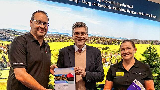 Übergabe des One-Night-Camp-Konzepts an die Schwarzwald Tourismus GmbH. Von links: Christoph Kunz, Martin Kistler und Corinna Steinkopf, ...