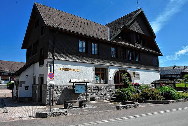 Die Grundschule der Gemeinde Häusern.