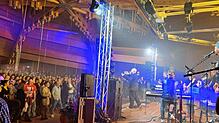 Rund 520 Besucher erleben das Konzert der Coverband &bdquo;Phil it!&ldquo; im Haus des Gastes in Höchenschwand und waren nach knapp drei ...