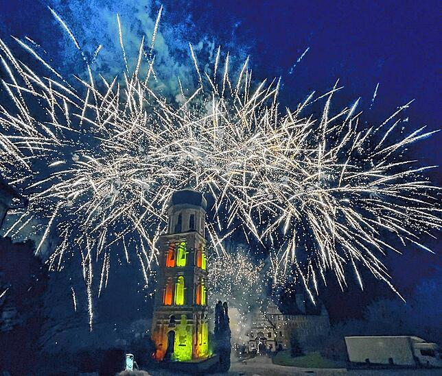Der beleuchtete Turm im Vorhof des Schlosses in Heiligenberg bietet eine perfekte Kulisse für das Musikfeuerwerk in der Neujahrsnacht.