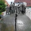 Einen Kunstzwilling hat die Geisinger Bronzeplastik &bdquo;Hoffnung&ldquo; auf dem Rathausplatz. Vor 25 Jahren wurde das Werk ...