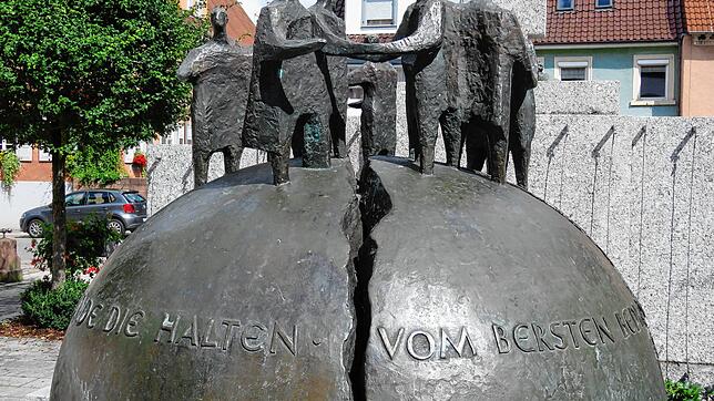 Einen Kunstzwilling hat die Geisinger Bronzeplastik &bdquo;Hoffnung&ldquo; auf dem Rathausplatz. Vor 25 Jahren wurde das Werk ...