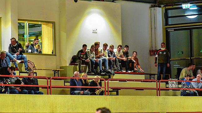 Unter besonderen Corona-Bedingungen fand vergangene Woche das erste Heimspiel der St. Georgener Handballer statt. Ordner (rechts) ...