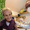 Die Schutzimpfungen gegen Corona wurden zunächst den besonders gefährdeten über 80-jährigen Heimbewohnern verabreicht, als erster Person ...