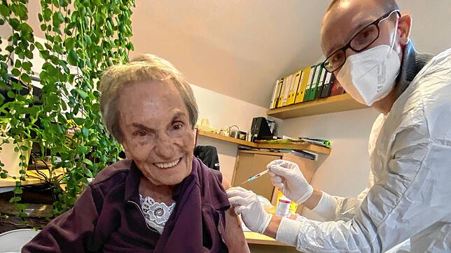 Die Schutzimpfungen gegen Corona wurden zunächst den besonders gefährdeten über 80-jährigen Heimbewohnern verabreicht, als erster Person ...