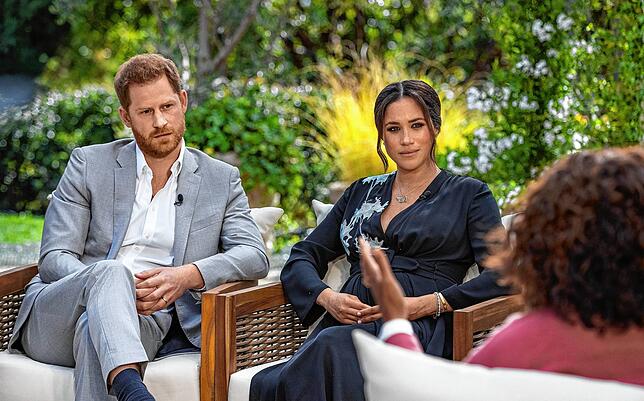 US-Moderatorin Oprah Winfrey (r) spricht bei einem Interview mit Prinz Harry von Großbritannien und seiner Ehefrau Herzogin Meghan.