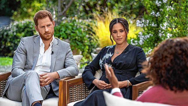 US-Moderatorin Oprah Winfrey (r) spricht bei einem Interview mit Prinz Harry von Großbritannien und seiner Ehefrau Herzogin Meghan.
