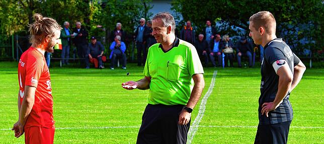 Anspiel oder Seitenwahl? Schiedsrichter Leonardo Vallone mit den Spielführern Tammo Heinzler (links) vom FC Tiengen 08 und Nico Maier ...