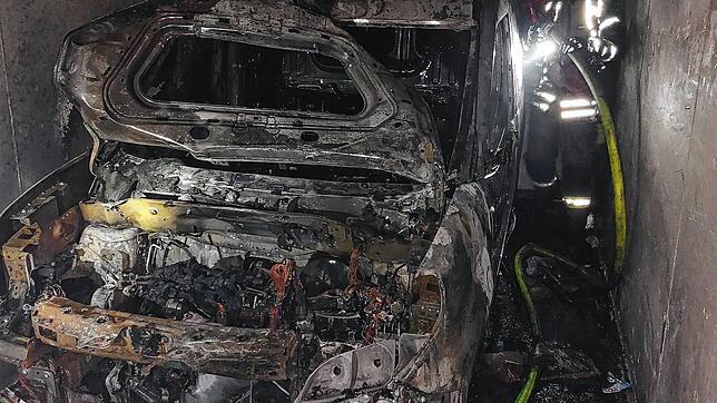 Ausgebranntes Auto in der Tiefgarage in der Konstanzer Straße.