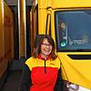 Elke Bernauer vor ihrem DHL-Fahrzeug auf dem Gelände der Konstanzer DHL-Zustellbasis. Ihr macht der Beruf als Paketzustellerin Spaß. Am ...