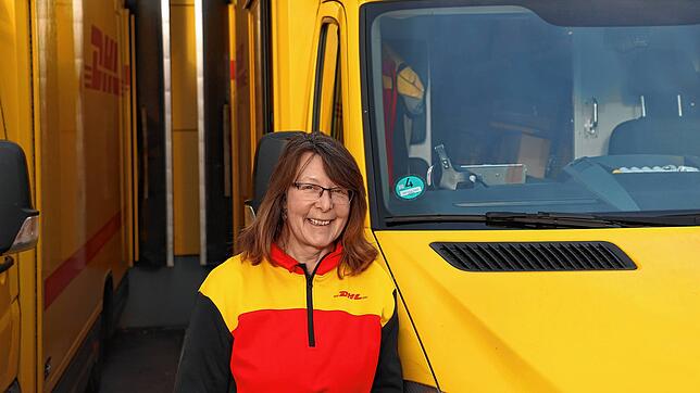 Elke Bernauer vor ihrem DHL-Fahrzeug auf dem Gelände der Konstanzer DHL-Zustellbasis. Ihr macht der Beruf als Paketzustellerin Spaß. Am ...