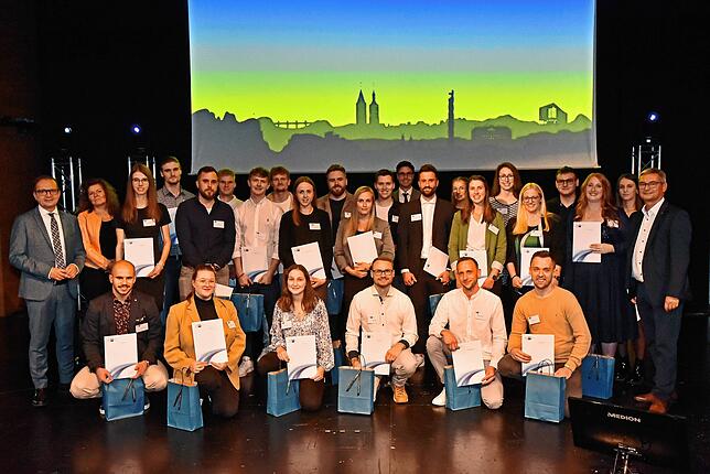 Die besten Absolventen einer Weiterbildung bei der IHK Akademie Schwarzwald-Baar-Heuberg, ausgezeichnet von Hauptgeschäftsführer Thomas ...