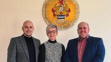 Bürgermeister Manuel Stärk (links), die neue Hauptamtsleiterin, Diplom-Verwaltungswirtin Simone Zeller, sowie ihr Vorgänger, Mark ...