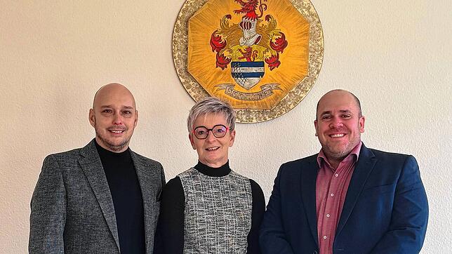 Bürgermeister Manuel Stärk (links), die neue Hauptamtsleiterin, Diplom-Verwaltungswirtin Simone Zeller, sowie ihr Vorgänger, Mark ...