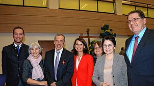 Ottmar Heiler wird mit dem Bundesverdienstkreuz für sein besonderes Ehrenamtsengagement geehrt (von links): Felix Schreier, Ulrike und ...