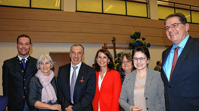 Ottmar Heiler wird mit dem Bundesverdienstkreuz für sein besonderes Ehrenamtsengagement geehrt (von links): Felix Schreier, Ulrike und ...