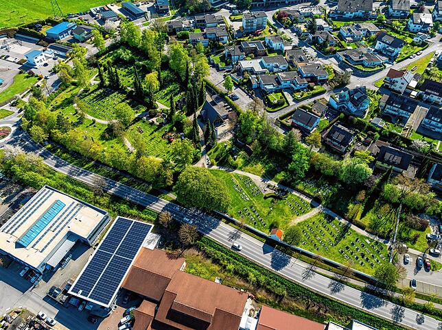 Ein Blick auf den Brigachtaler Friedhof am Ortseingang von Kirchdorf.