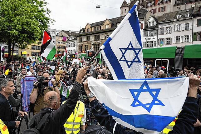 Auch dieses Bild gehört zum ESC: Zwei Menschen mit israelischen Flaggen stehen am Finaltag am Rande einer Pro-Palästina-Demonstration ...