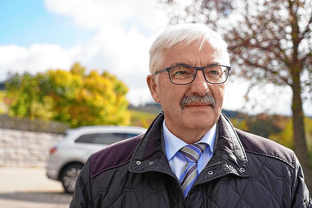 Der Bürgermeister Helmut Kaiser gibt vor dem Gemeindehaus in einem Ortsteil von Ibach ein Interview.