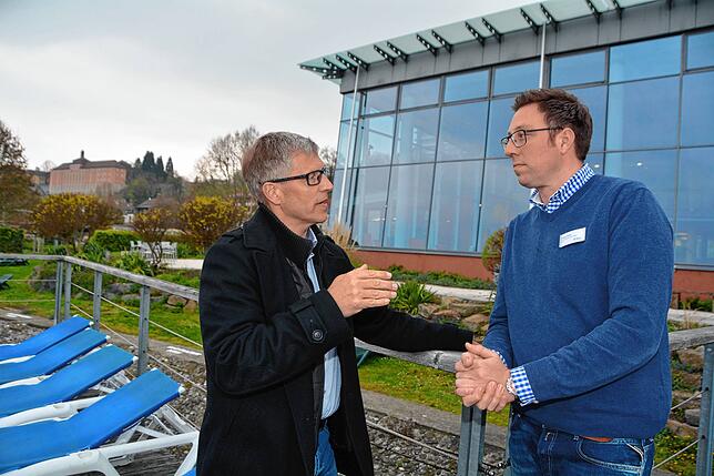 Bürgermeister Robert Scherer (links) unterhielt sich mit dem heutigen Geschäftsführer Fabian Dalmer bereits vor Corona, wie hier im ...