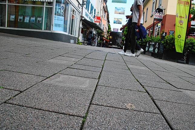 Wenn die Bodenplatten Wellen werfen: Aufgang vom Seetorplatz in die Schützenstraße.