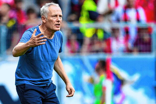 Freiburgs Trainer Christian Streich gestikuliert.