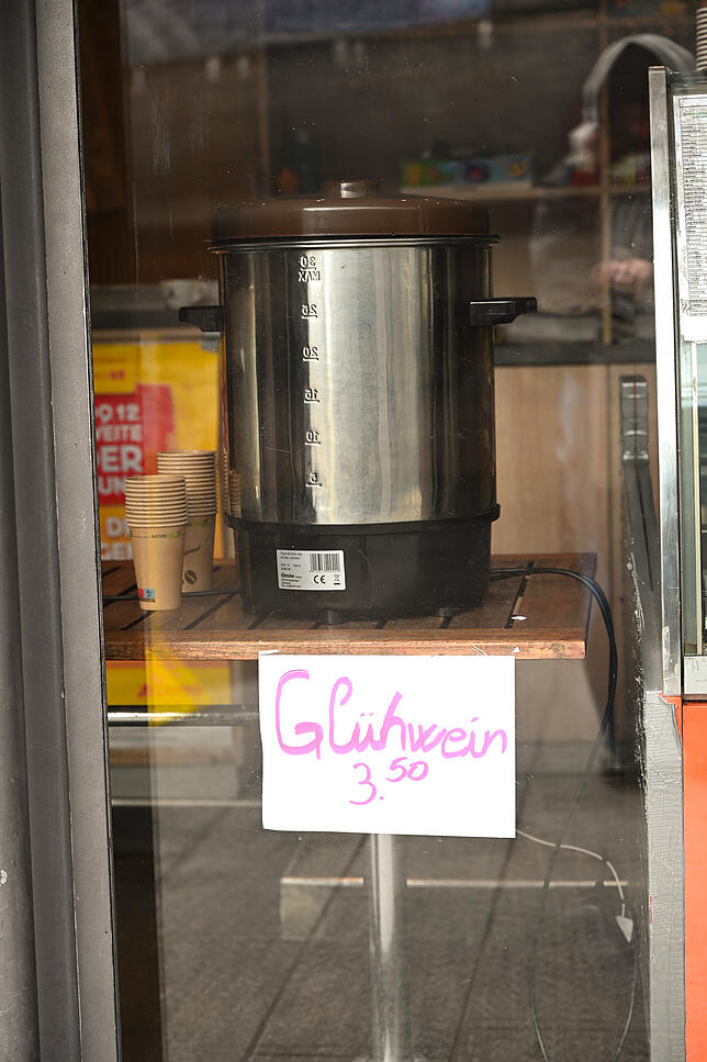 Glühwein-Angebot im Marktstätten-Kiosk in der Unterführung