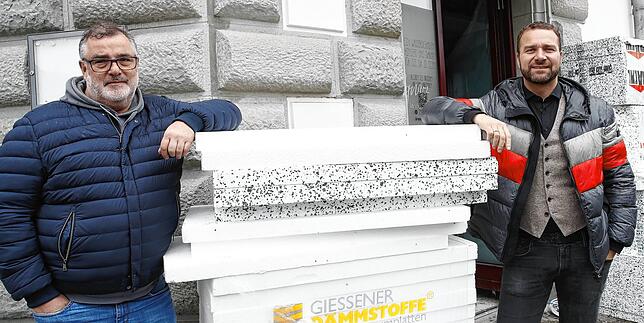 Die Chefs samt Baumaterial: Anselm Venedey (links) und Felix Maedel, beide Inhaber der Brasserie Ignaz, hoffen, dass sie das Lokal ...
