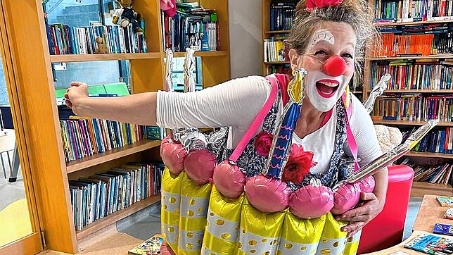 Martina Biehler ist Clownin Tillie und hilft kleinen Patienten im Hegau-Klinikum beim Gesundwerden. Foto: GLKN