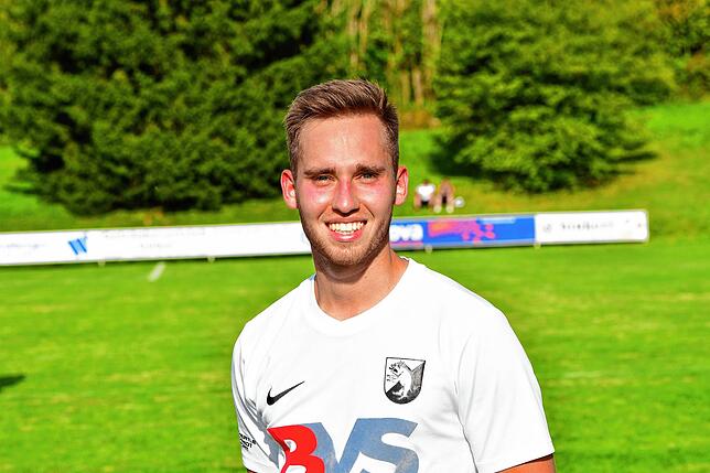 Hannes Linke (21) stammt aus Lottstetten, lebt jetzt in Singen. Mit Fußball begann er beim SV Lottstetten, ging als D-Junior zum SC ...