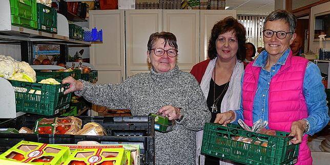 Drei der guten Seelen des Ladens: Ingrid Becker (von links), seit 15 Jahren dabei, Dagmar Sengle und Hanne Mai sortieren die frische ...