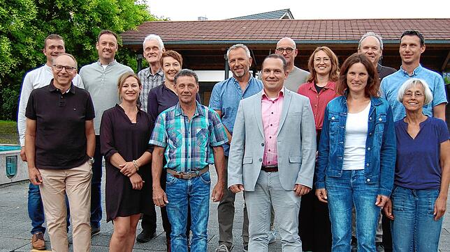 Der neue Gemeinderat Hohentengen steht bereit. In der hinteren Reihe (von links): Christian Hupfer, Matthias Bachmann, Franz Sutter, ...
