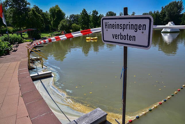Zwar sind bei der mikrobiologischen Untersuchung des Gesundheitsamts in dem Wasser keine gesundheitsgefährdenden Stoffe entdeckt worden. ...