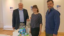Im neuen Ausstellungsraum im Schramberger Stadtmuseum (von links): Museums- und Archivleiter Carsten Kohlmann, die wissenschaftliche ...