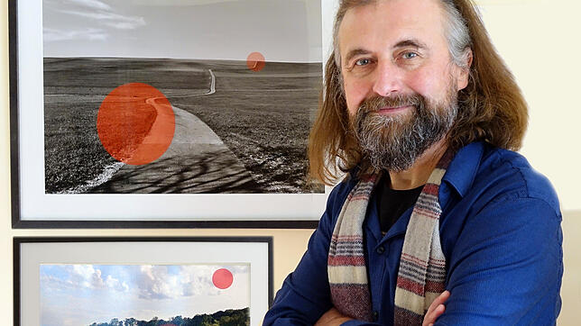 Fryderyk Heinzel vor seinen Fotografien im Susohaus.