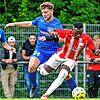 Matchwinner: Pfaffenweilers Stürmer Jallow Saja (vorn), der sich hier gegen den Bad Dürrheimer Mark Pintyak durchsetzt, war mit vier ...