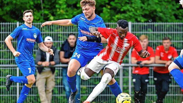 Matchwinner: Pfaffenweilers Stürmer Jallow Saja (vorn), der sich hier gegen den Bad Dürrheimer Mark Pintyak durchsetzt, war mit vier ...
