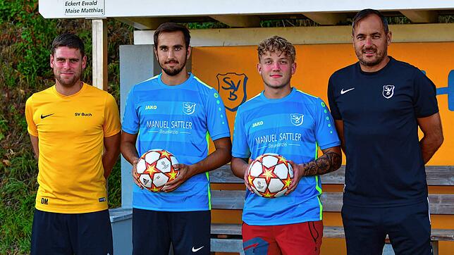 Beim SV Buch am Ball: Sportchef Denys Martini (links) und Trainer Daniel Pietzke (rechts) trauen den aus der Jugend gekommenen Lars ...