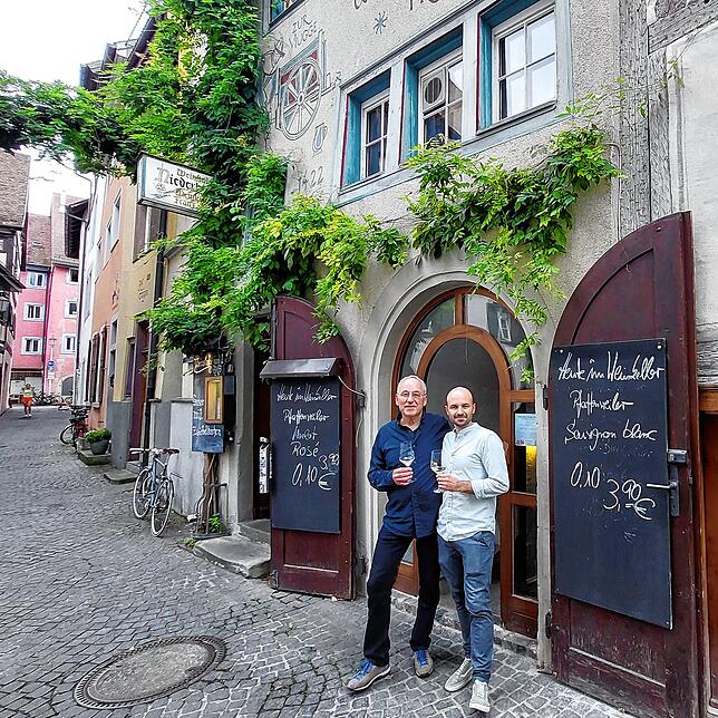 Andreas (links) und Lukas Fritz: Die Weinstube mit Weinhandel in der Konstanzer Niederburg bleibt im Besitz der Familie Fritz – in der ...
