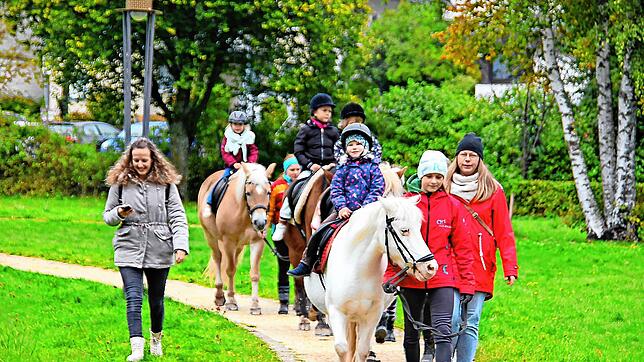 Für die Kinder gibt es beim Vielfaltsmarkt auch einiges zu erleben, unter anderem Ponyreiten. Bilder: Claudius Eberl