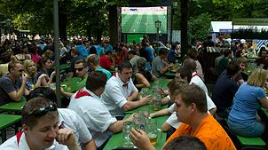 Das Pokalfinale darf in Berlin im Freien geschaut werden.